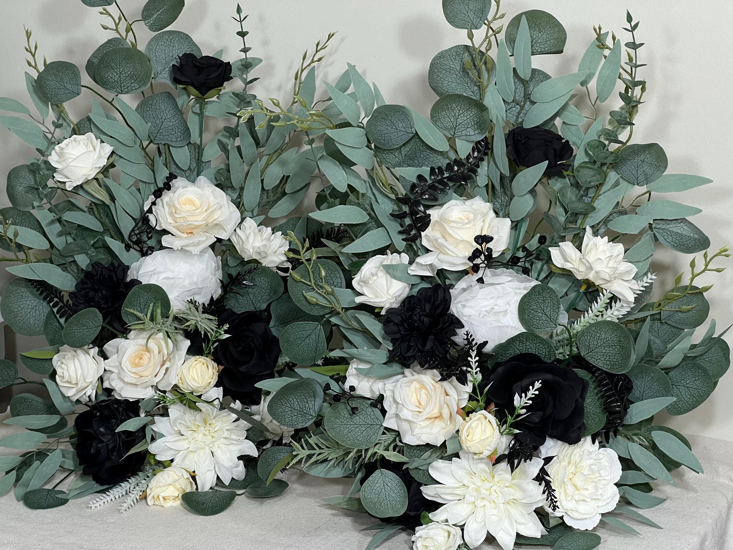 Wedding Aisle Marker Flower Floor Arrangement Whiskey Barrel Dรฉcor Black and White Ground Arch Wedding Ivory