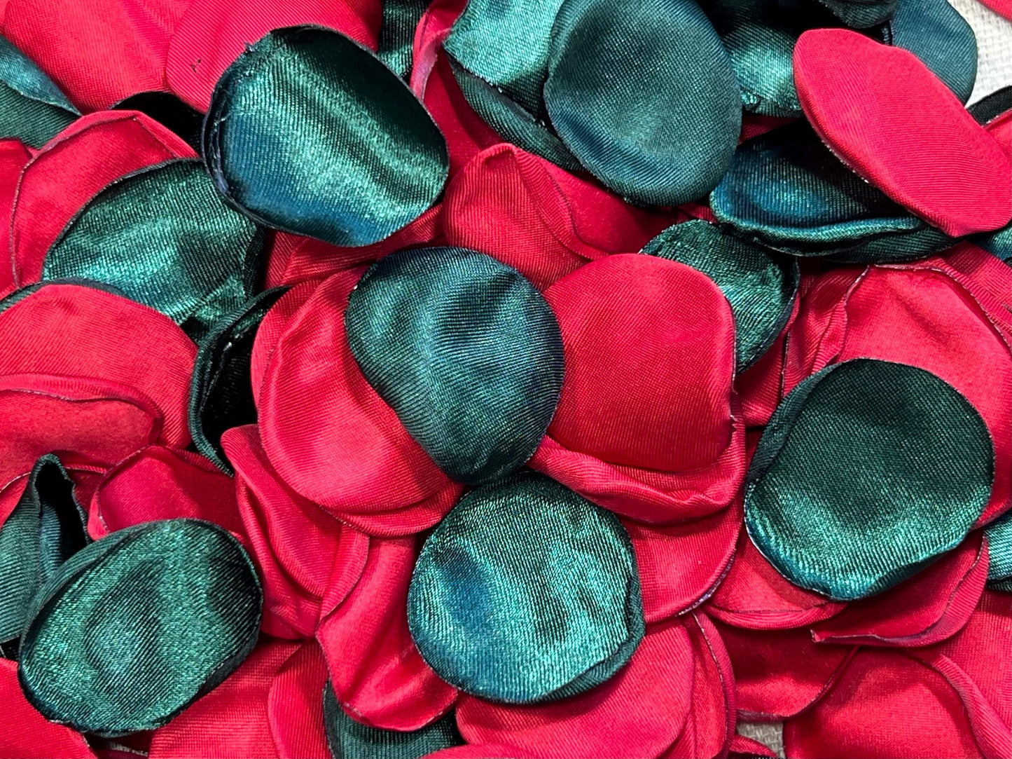 Christmas Petals Green Red Petals Wedding Decor Flower Girl Petals Emerald Green Aisle Decor Flower Petals Red Green Forest Decor Confetti