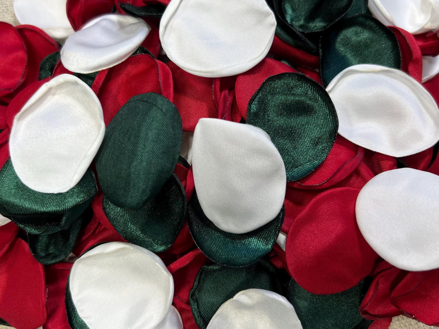 Christmas Petals Green White Red Petals Wedding Decor Flower Girl Petals Emerald Green Aisle Decor Flower Petals Red Green Decor Confetti
