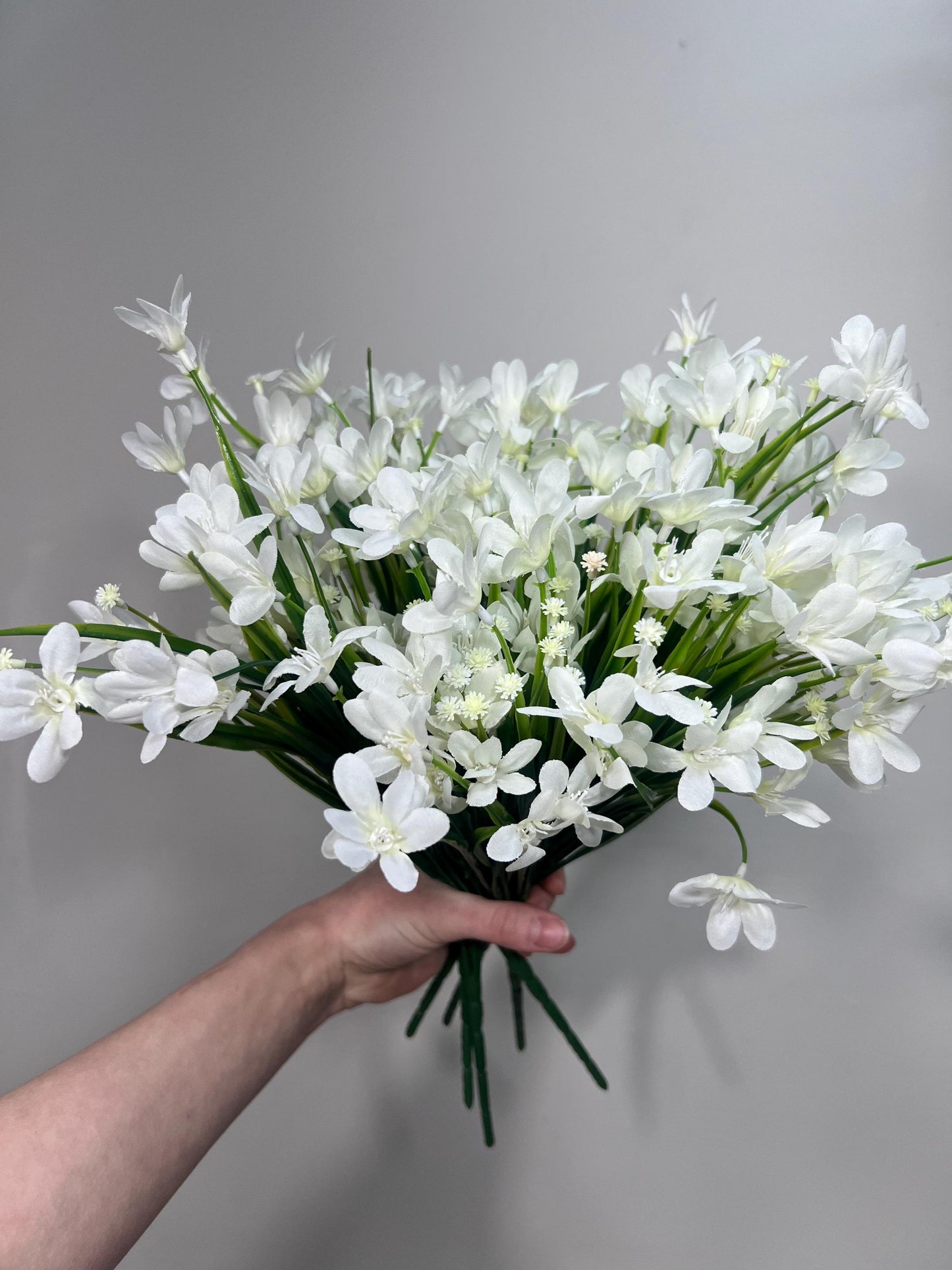 White Flowers 1 Bunch Artificial Wedding White Flower with Stems Ivory Flowers Silk Artificial Cream Blossoms Flowers Wild White Delphinium