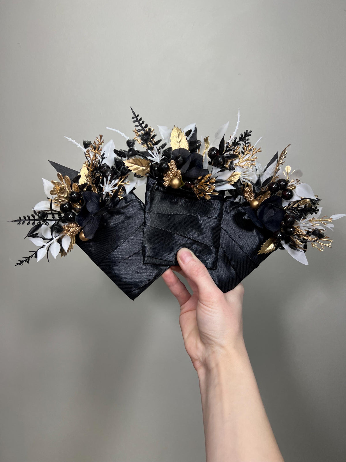 Black White Gold Silver Corsage, Wedding Wrist Corsage Gothic, Bridesmaids Corsage Black White, Wristlet Artiticial Flowers