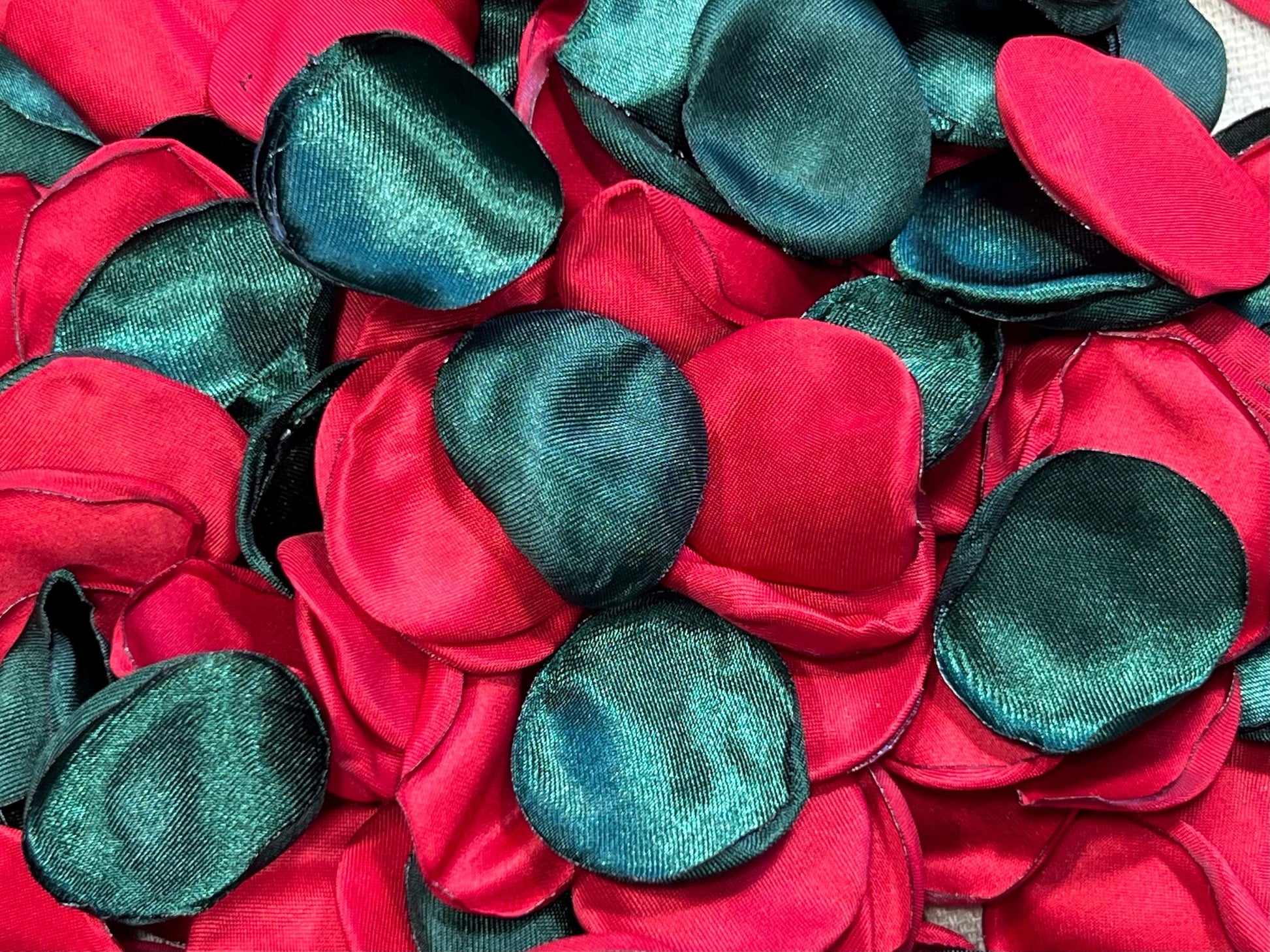 Christmas Petals Green Red Petals Wedding Decor Flower Girl Petals Emerald Green Aisle Decor Flower Petals Red Green Forest Decor Confetti