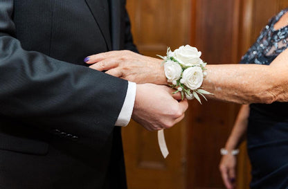White Wedding Corsage Ivory Classic Wrist Pin-on Bridesmaids Prom Décor Mom Accessories Artificial Flower Baby's Breath DUP