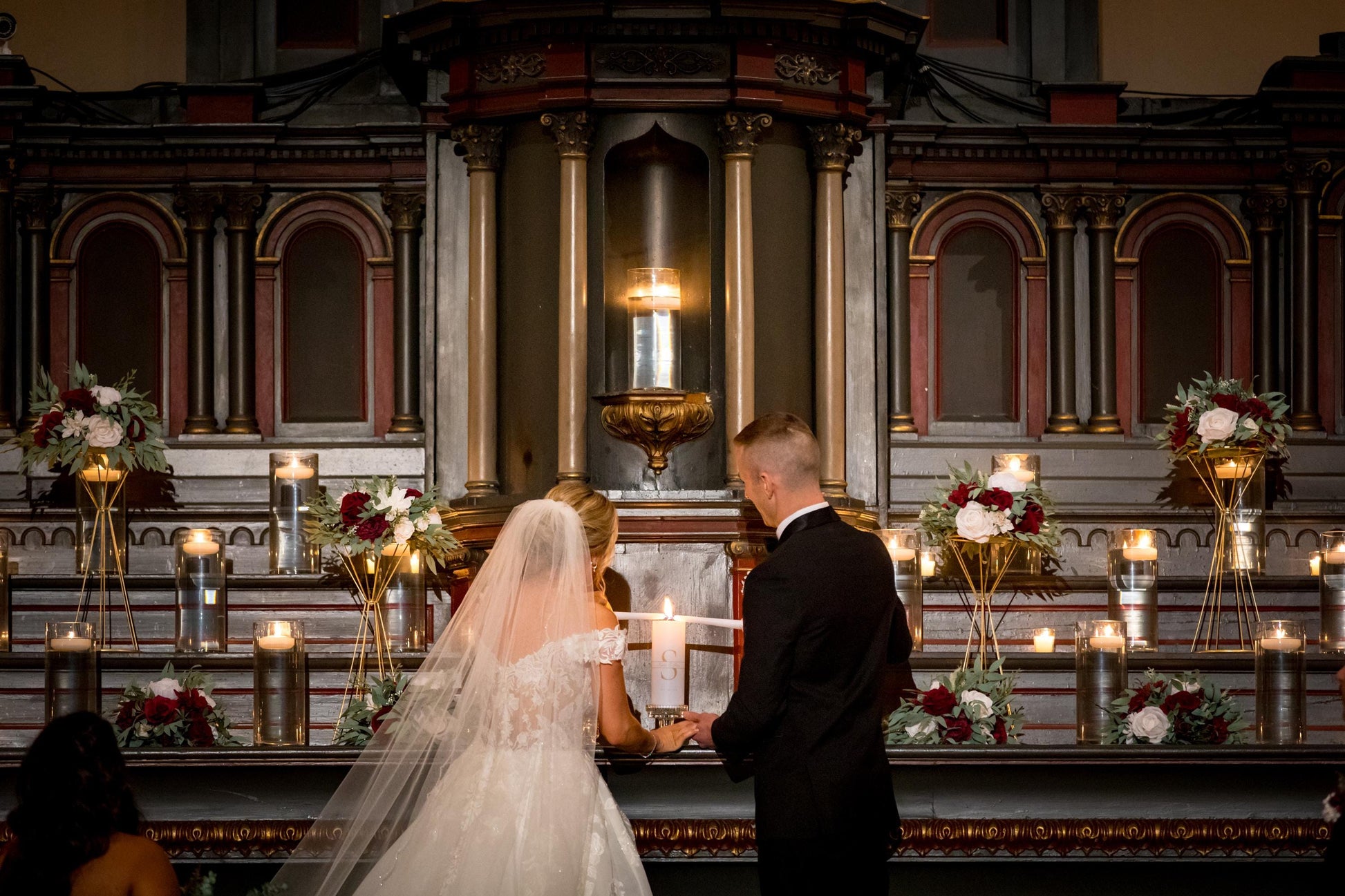 White Burgundy Centerpiece Wedding Ivory Wine Red Table Flower Ball Decoration Eucalyptus Table Centerpiece Barrel Whiskey Winter Maroon