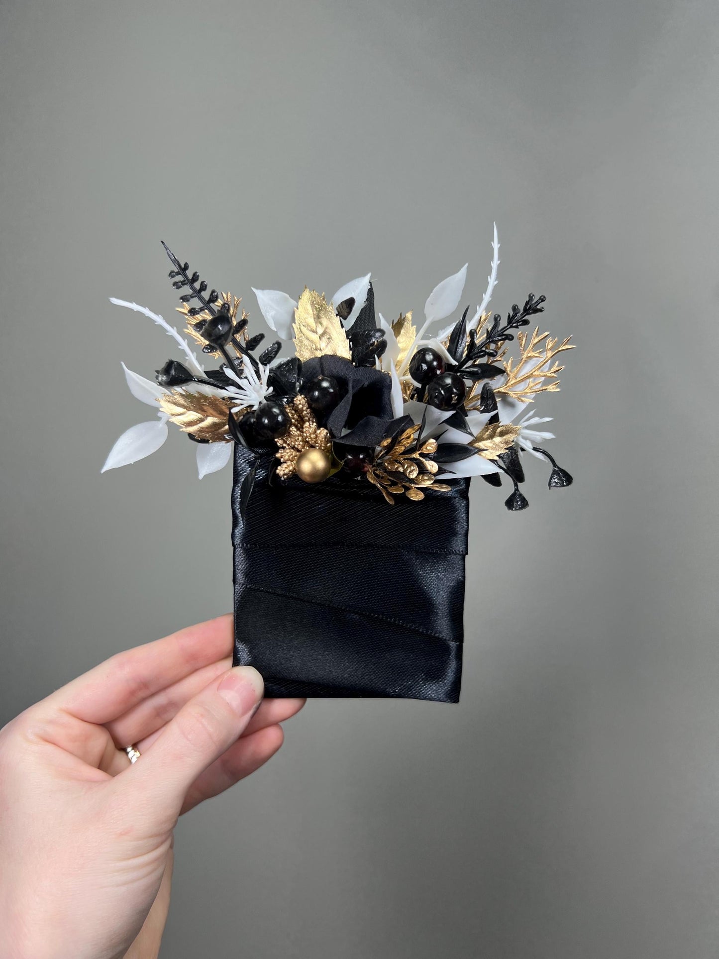 Black White Gold Silver Corsage, Wedding Wrist Corsage Gothic, Bridesmaids Corsage Black White, Wristlet Artiticial Flowers