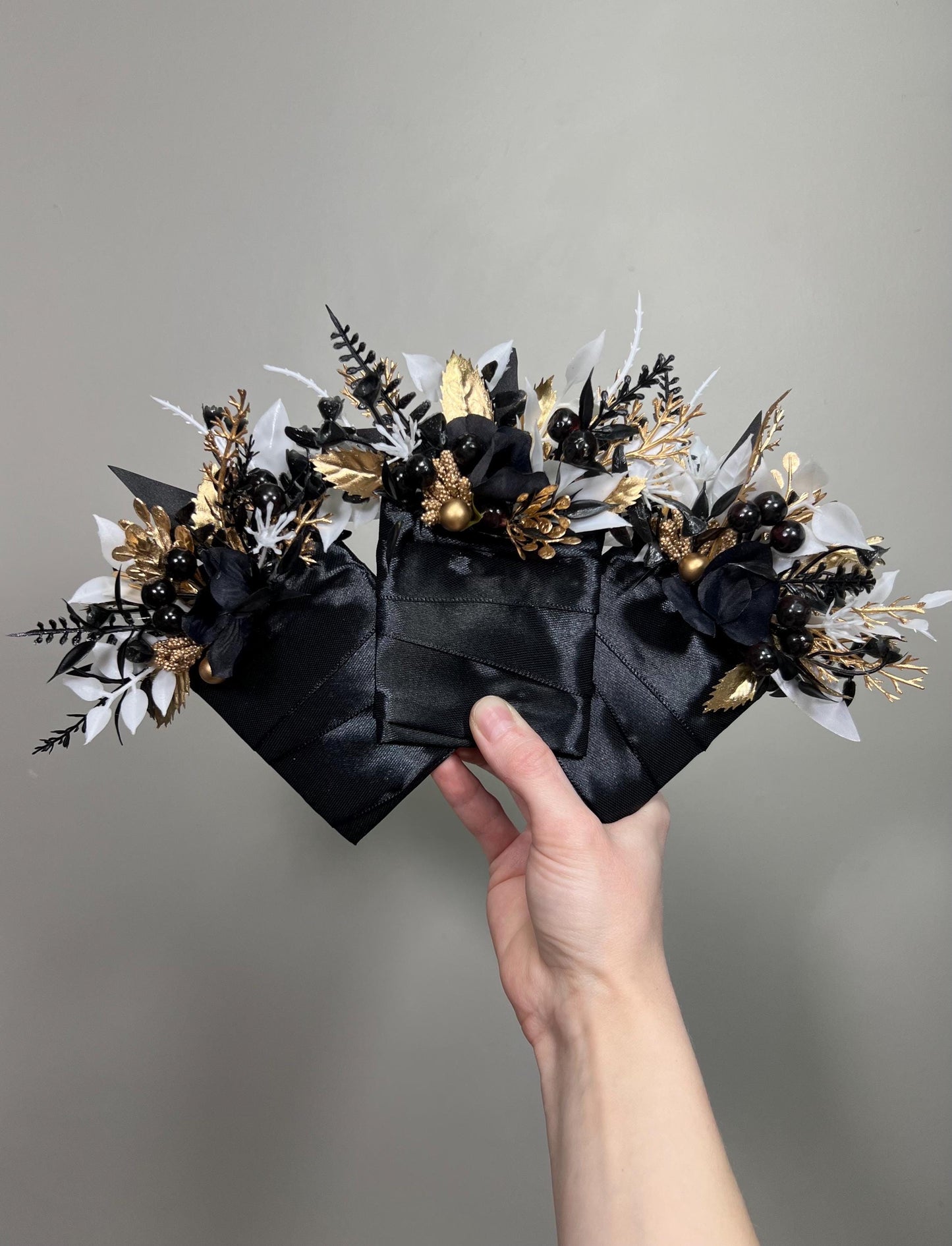 Black White Gold Silver Corsage, Wedding Wrist Corsage Gothic, Bridesmaids Corsage Black White, Wristlet Artiticial Flowers