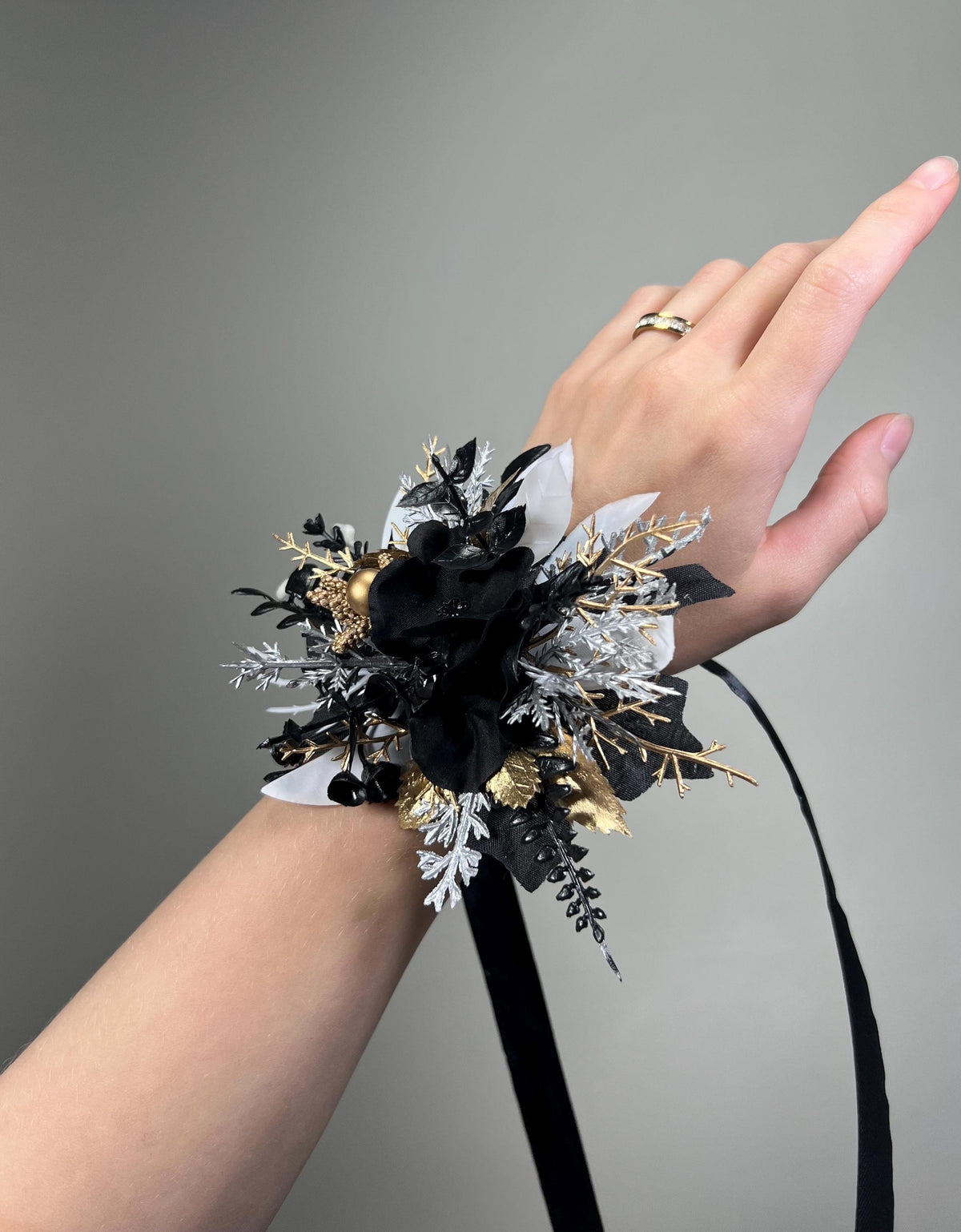 Black White Gold Silver Corsage, Wedding Wrist Corsage Gothic, Bridesmaids Corsage Black White, Wristlet Artiticial Flowers