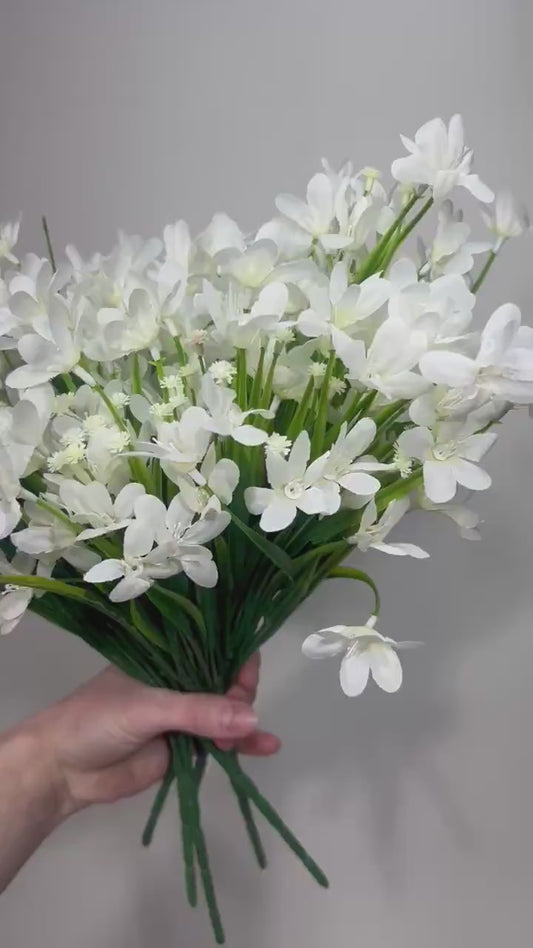 White Flowers 1 Bunch Artificial Wedding White Flower with Stems Ivory Flowers Silk Artificial Cream Blossoms Flowers Wild White Delphinium