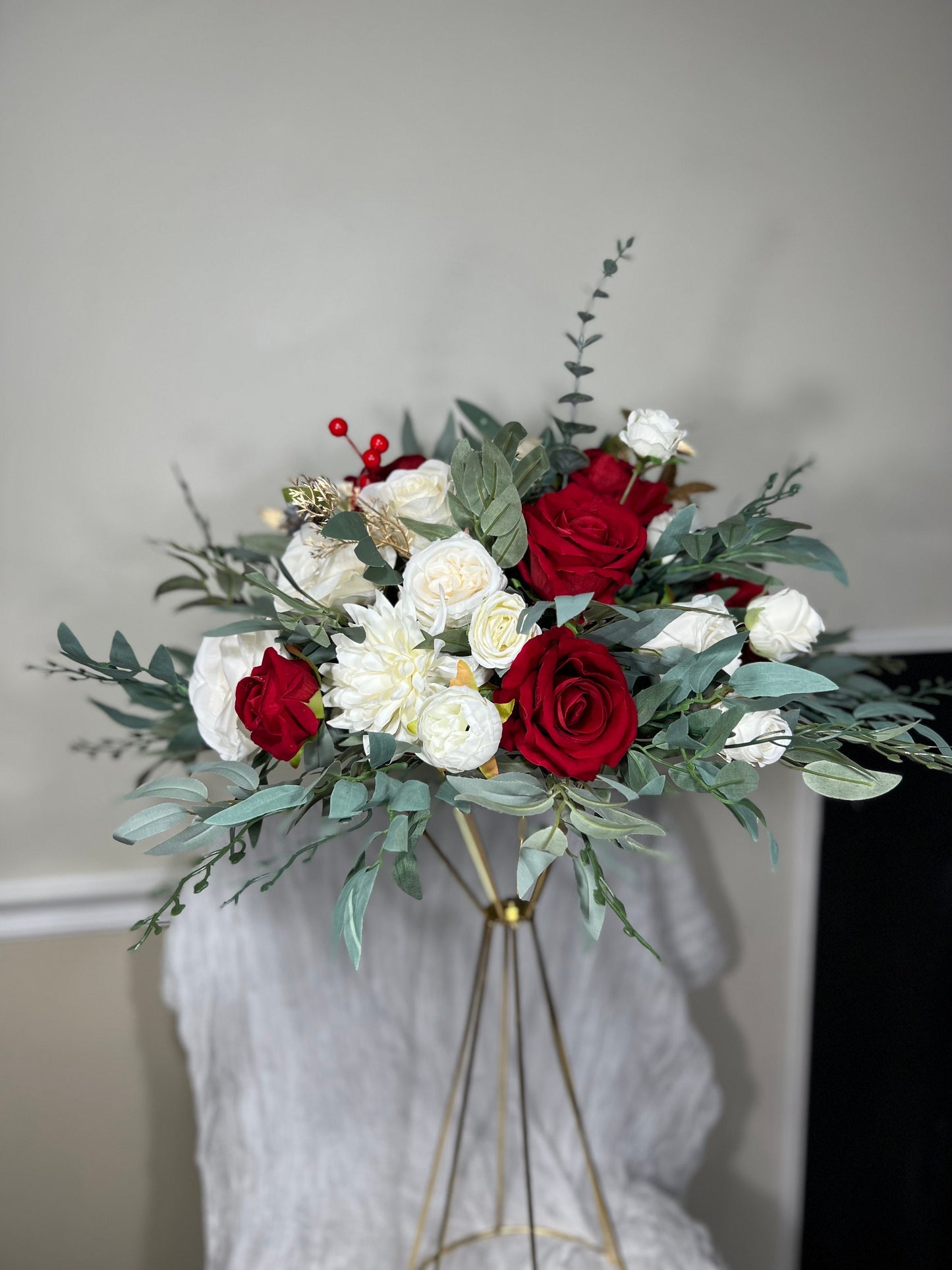 Wedding Centerpiece Christmas Red Table Flower Ball Decoration Burgundy Table Centerpiece Barrel White Whiskey Winter Ivory Greenery