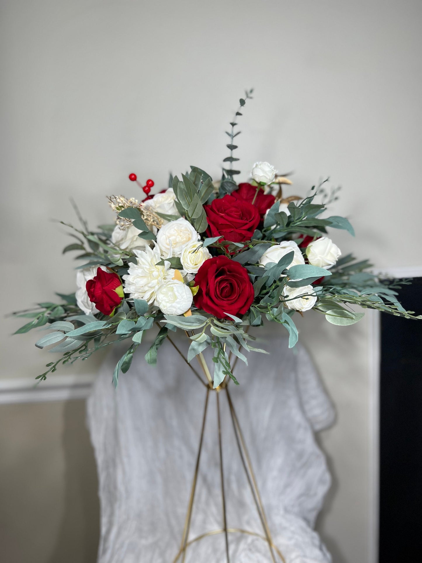 Wedding Centerpiece Christmas Red Table Flower Ball Decoration Burgundy Table Centerpiece Barrel White Whiskey Winter Ivory Greenery